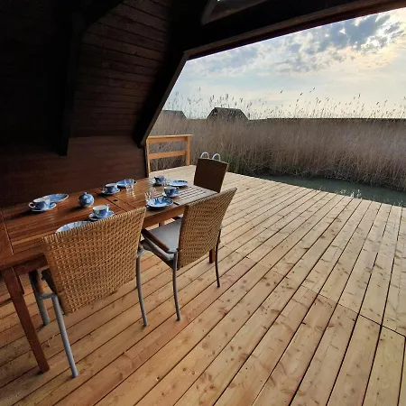 Mountains And Lakes - Romantika 5 Beach Bungalow Rust Exterior photo